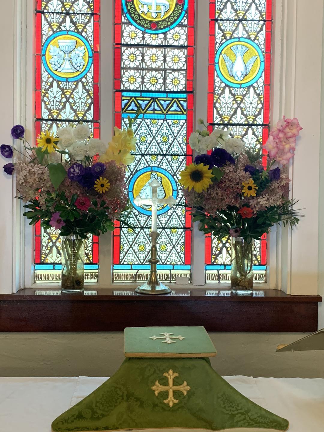 On Sunday, September 15, 2024 our Parish Service at St. Mark's in Mill Cove was led by Rev. Ann Turner and assisted by Clair MacInnis and Lyda Miller. It was nice to see such a great congregation this morning! Today's altar flowers were from the Bremner's garden and included hydrangea, zinnias, purple and white lisianthus, black eyed susans, sunflowers and yellow and pink gladiolus.